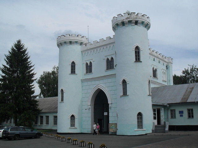 Вход в имение Лупухиных